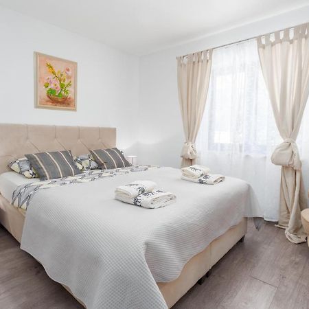 Alex Deluxe Apartments On Beach Porec Ngoại thất bức ảnh