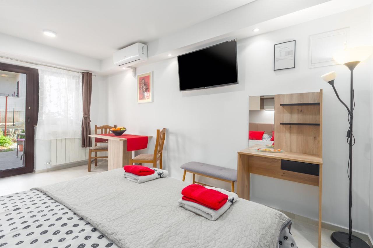 Alex Deluxe Apartments On Beach Porec Ngoại thất bức ảnh