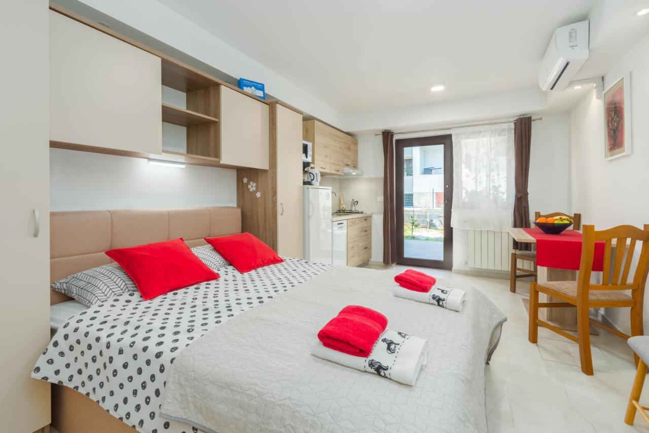 Alex Deluxe Apartments On Beach Porec Ngoại thất bức ảnh