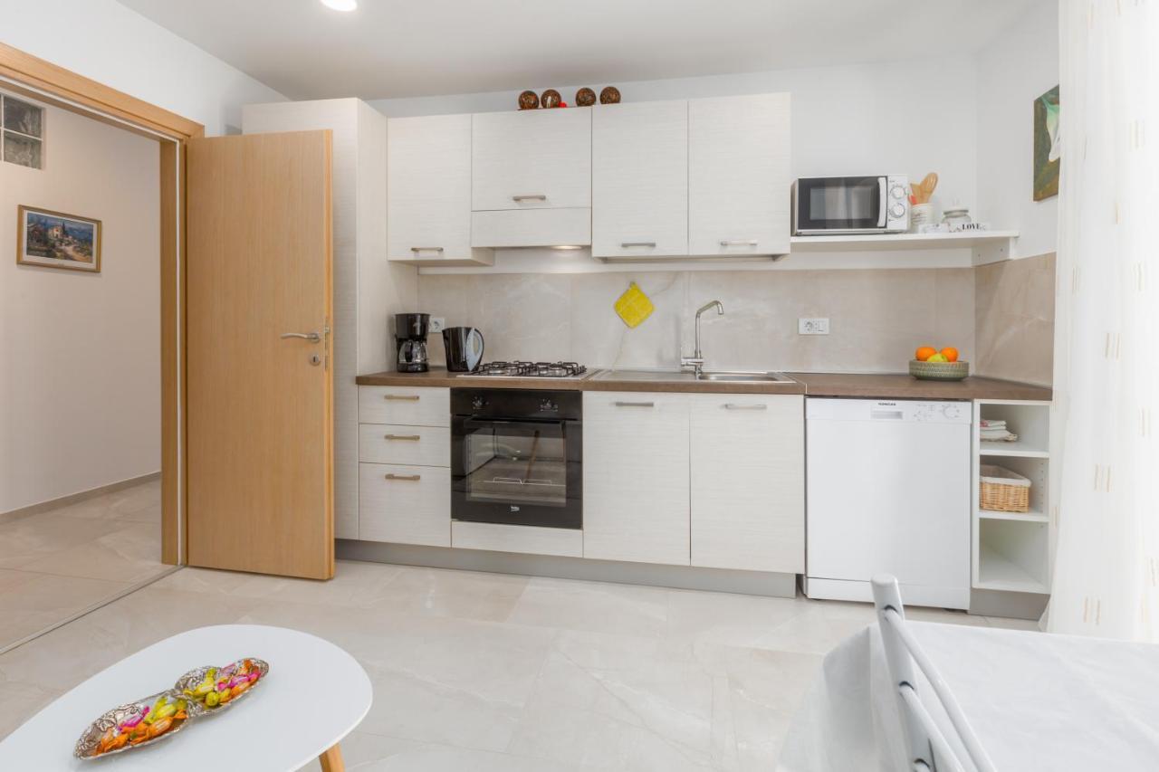 Alex Deluxe Apartments On Beach Porec Ngoại thất bức ảnh