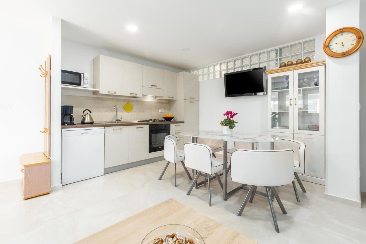 Alex Deluxe Apartments On Beach Porec Ngoại thất bức ảnh